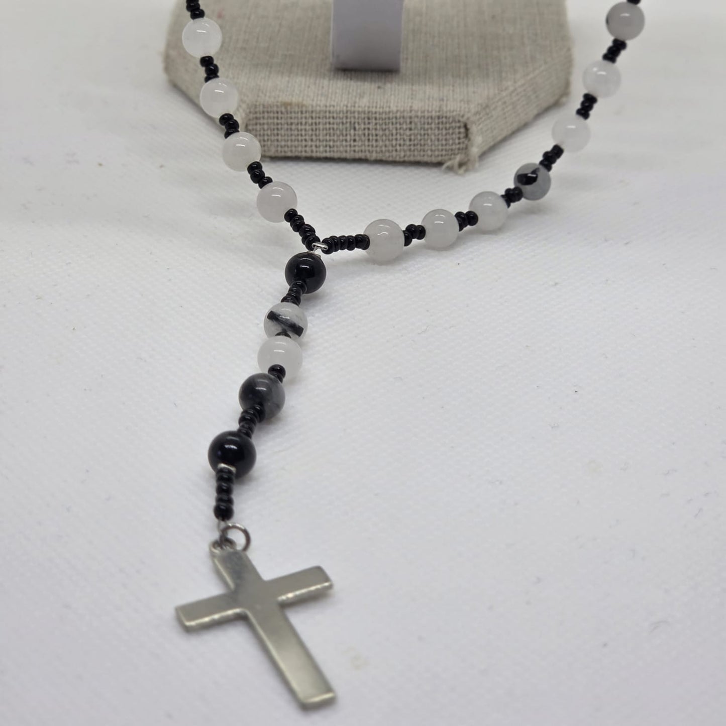 Chapelet en Quartz Tourmaline – Croix argentée & Protection intuitive