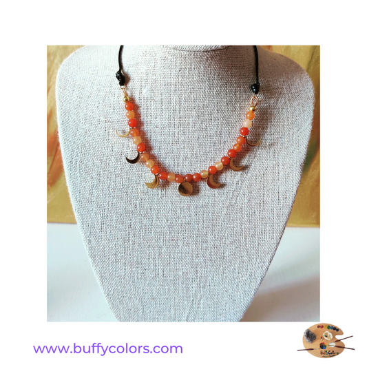 Collier lune en Cornaline naturelle – 24 perles de 4 mm et breloques dorées