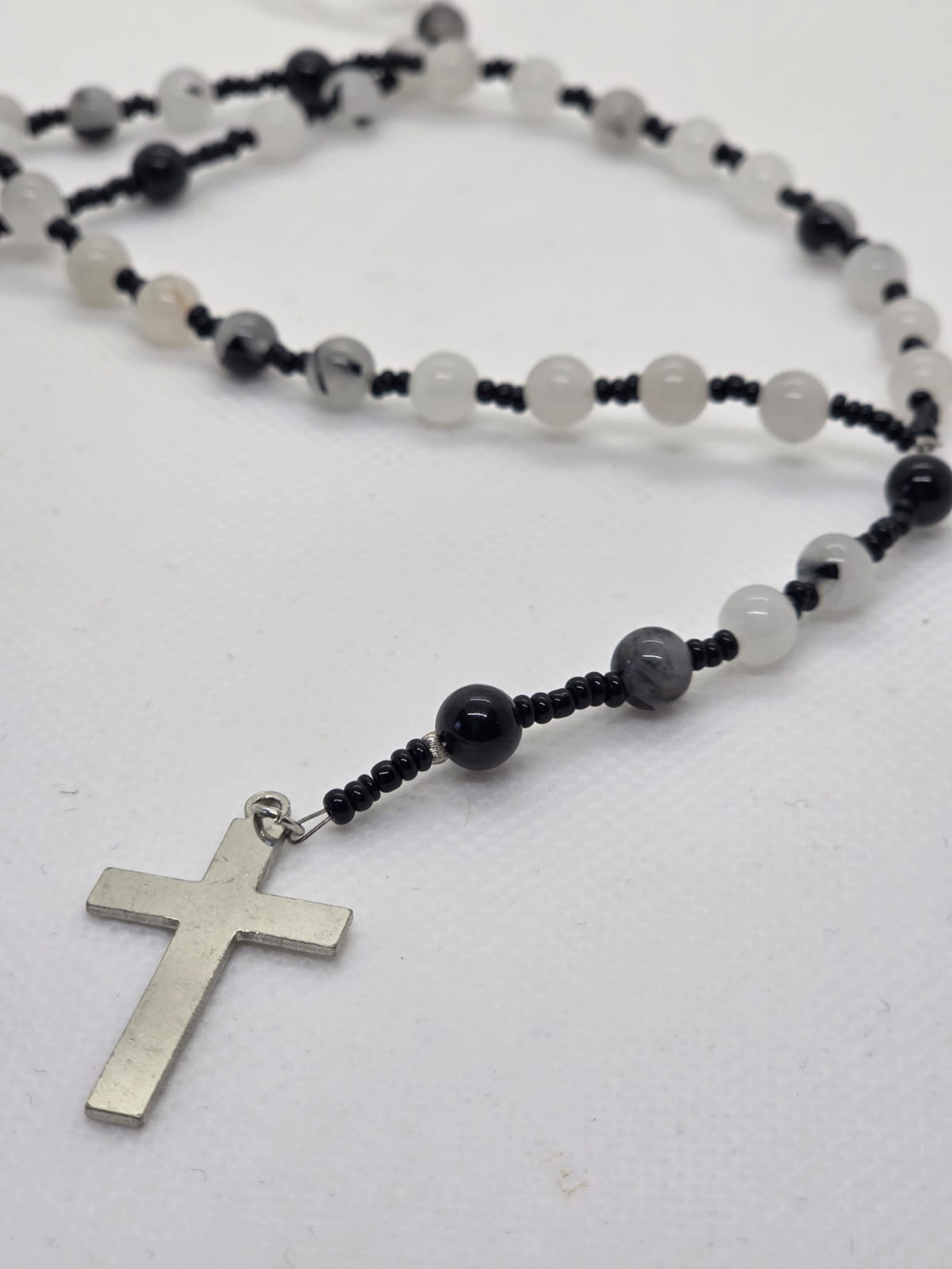 Chapelet en Quartz Tourmaline – Croix argentée & Protection intuitive