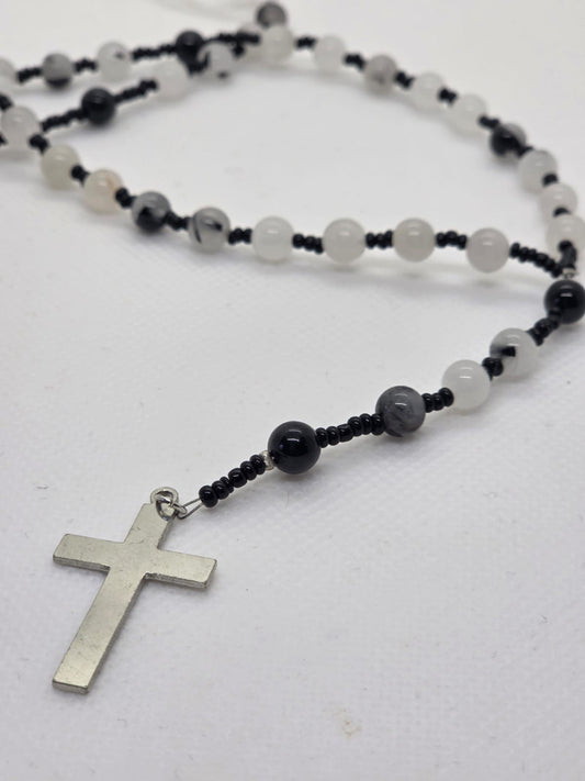 Chapelet en Quartz Tourmaline – Croix argentée & Protection intuitive