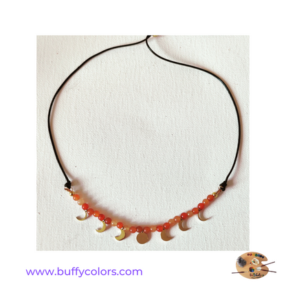 Collier lune en Cornaline naturelle – 24 perles de 4 mm et breloques dorées