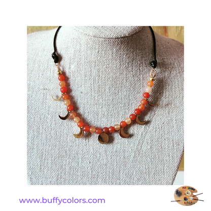 Collier lune en Cornaline naturelle – 24 perles de 4 mm et breloques dorées
